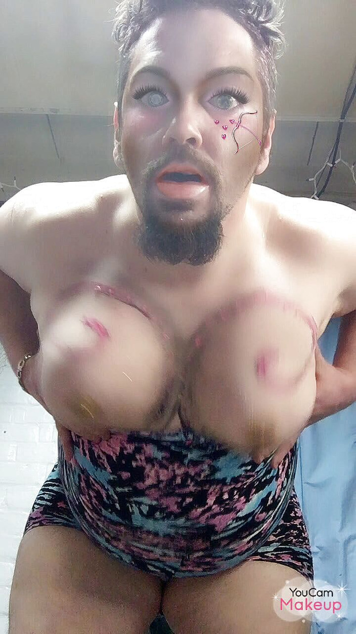 King Of Crossdress: Kunstzinnige borsten schudden