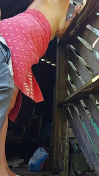 Prysznic nie działa, mężatka prosi dozorcę rolnego o pomoc za pomocą tylko ręcznika i płaci za seks