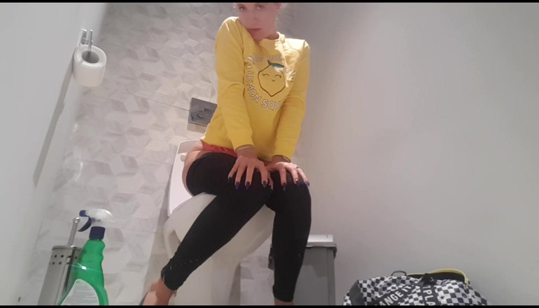 Erotic Tanya: Toilet farting scenes