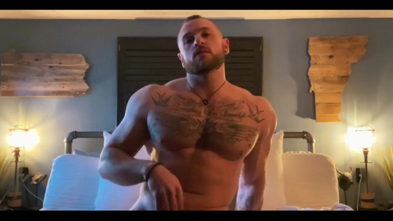 Leo Bayne: Malá tlustá v stehnách lol se stále cítí 