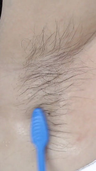 毛茸茸的腋窝特写涂油梳子