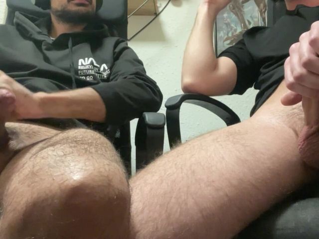 Watching Porn with My Friend (Nenes gaymers)
