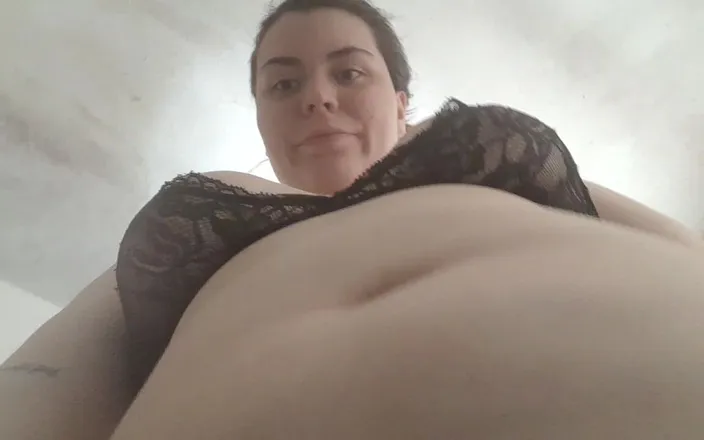 Chubby Sex Symbol: Lil Witch Spreads Her Fat Pussy Open