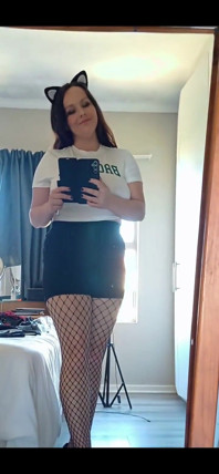 Ажурні панчохи, itty bitty shorts і pleaser heels
