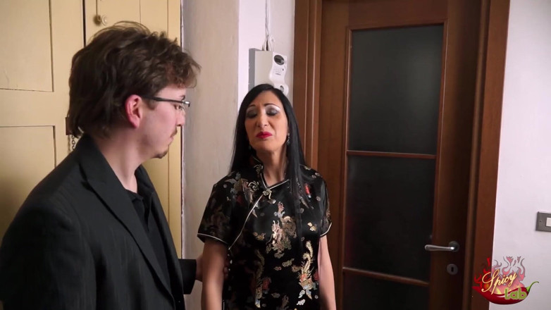 Spicy Lab Production: Une femme brune baise tes amis
