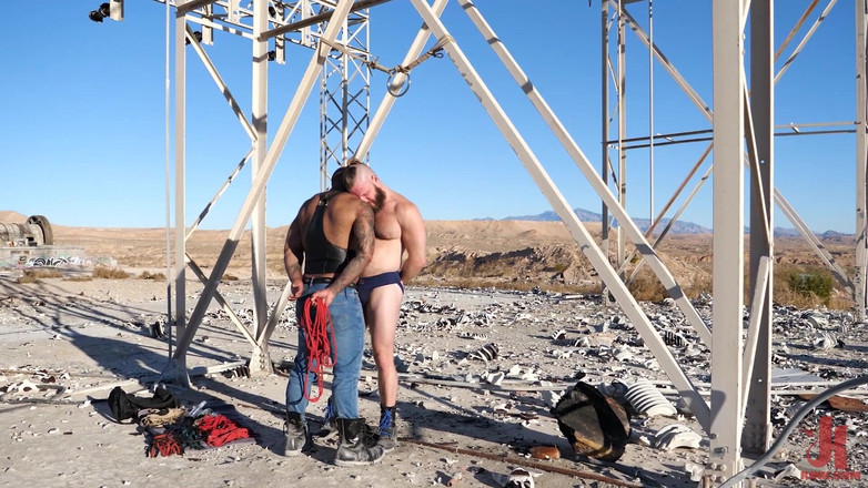 Kinky Bites Gay: Desert Edge: Leo Forte a Brian Bond