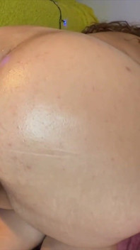 Tato camgirl opravdu miluje její kundičku plnou!!