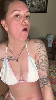 Chery Trees fumando en bikini