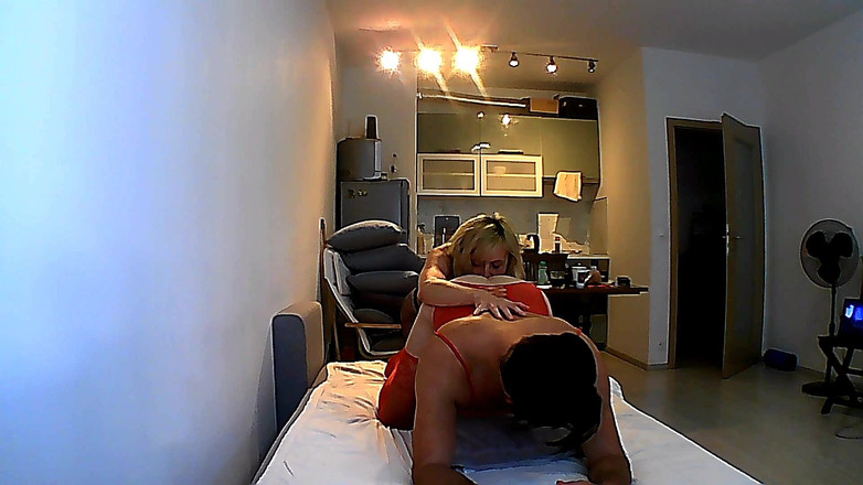 r0xy: 흑인과 빨간 캣수트를 입은 클로즈업 리밍과 페깅 KellyAErick