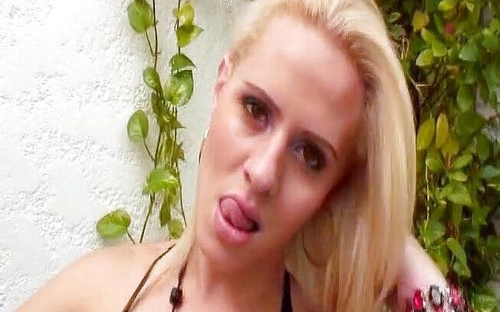 Chicks with Dix: Travesti rubia recibiendo su culo cremado