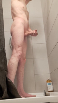 Ngocok kontol enak di kamar mandi