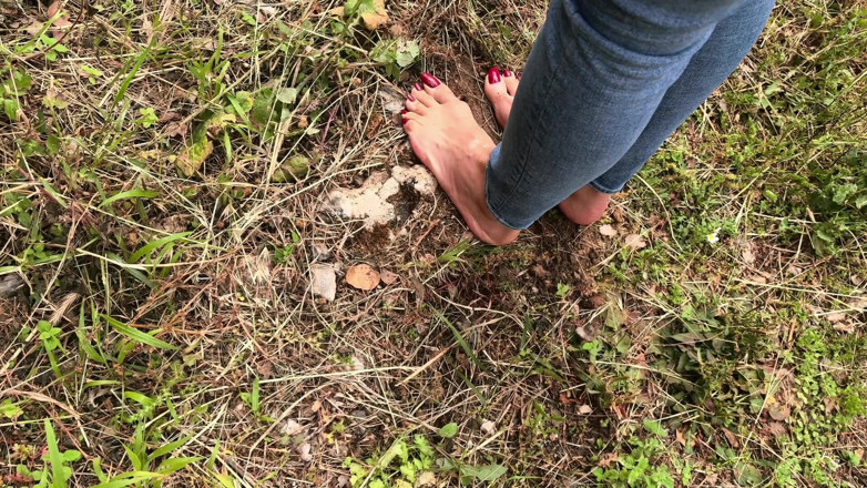 Goddess Lena: Kaki kotor saya untuk awak