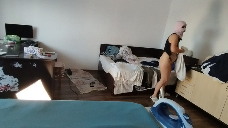 Mirsur: Une femme mariée amateur fait le ménage à poil.