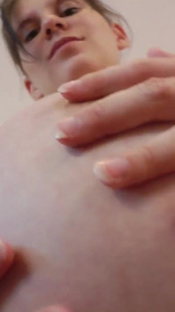 완벽한 프레고 배를 보여주고 수유하는 젖탱이를 짜내는 귀여운 갈색 머리 Ramona