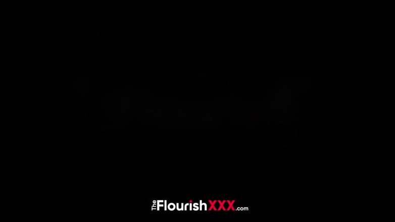 The Flourish XXX: Hannah Grace și Queen Rose Freya iau muie de la amatori înfloritori