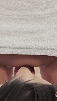 Lins de pizdă în baia publică pentru o fată sexy cu țâțe mari de aproape, animație porno 3D