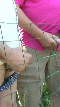 Tante seksi di-gangbang sama dua pria tua mesum di luar ruangan