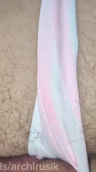 Fofa maricas lambe o cu e fode o cu, preenchendo o buraco suave com porra