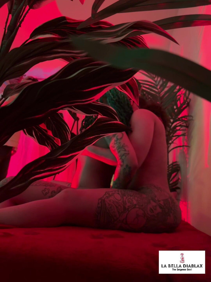 LaBellaDX: Red passion bts mit Wetkittycity