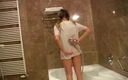 Anna Bell Peaks: Cewek basah seksi menggodamu dari kamar mandi