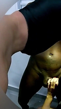 Echter amateur-bisex-ehemann hilft seiner hausfrau, großen schwanz zu lutschen