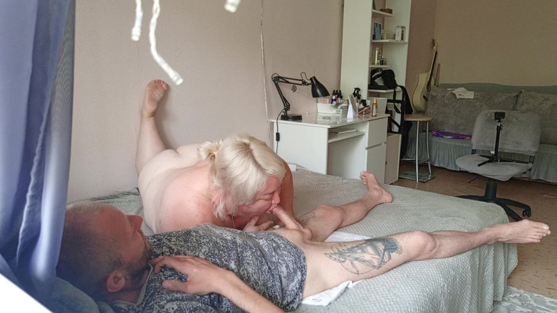 Zona901: Grannen maler min kuk med munnen och får en del...