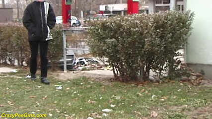 Crazy pee girls: Çılgın kız açık havada işiyor
