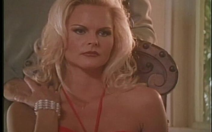 Old Good Porn: Piękna pożądliwa blondynka uwodzi Czarnego człowieka i zmusza go do...