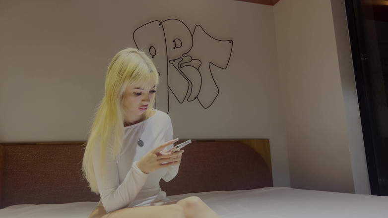 Alex Goes: Bystig blond latina knullar mig med fötterna