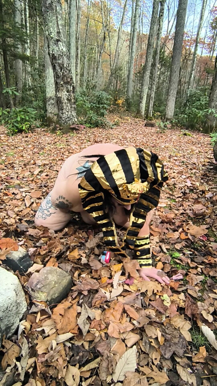 HerculesnVENUS: Co to jest ta dziwka robi w tych liściach? na...