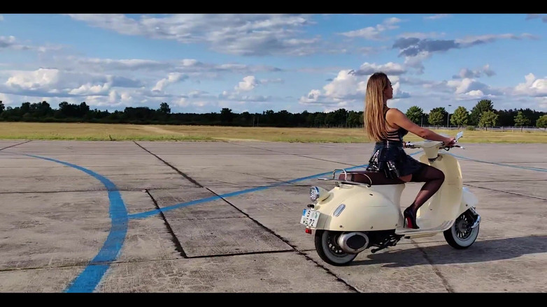 Goddess Lena: Einen Scooter reiten