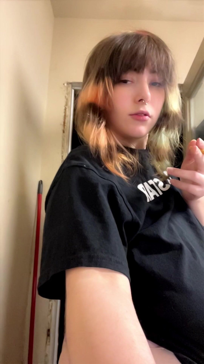 Mushroombitchx: Diễn viên khiêu dâm hút thuốc lá