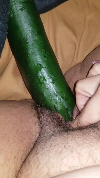 BerryDelixxxious: BerryDelixxxious se joacă cu un castravete