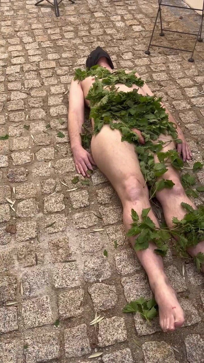 Maitresse Clara: Ça Pique Les Orties…