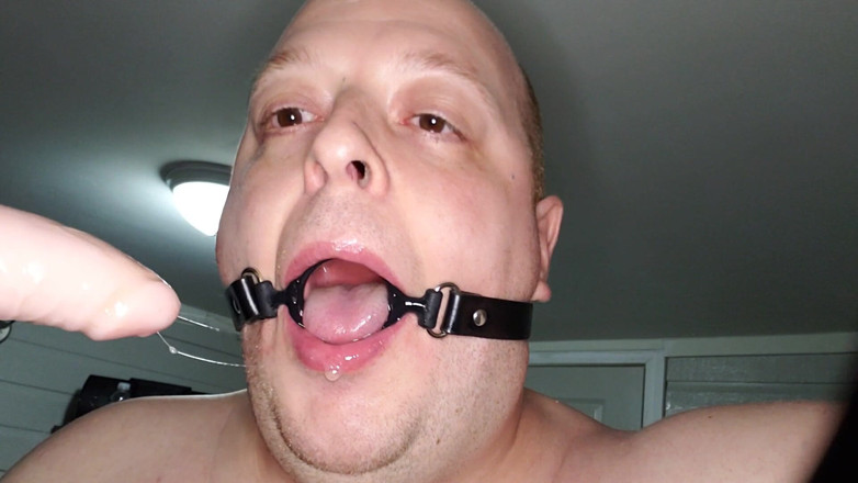 Charlieboy69: 深喉 7 英寸假阳具与嘴堵环