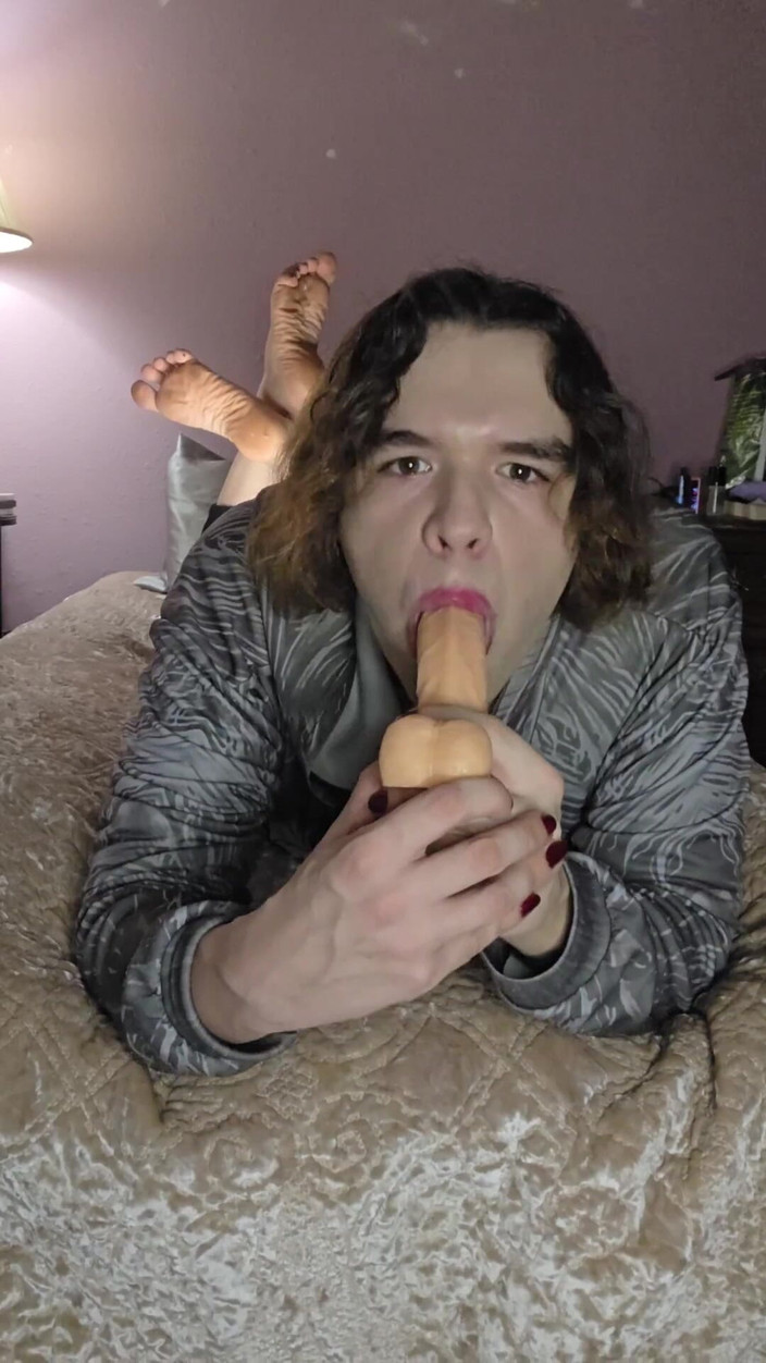 Miss Dimples: Niebinary femboy wykonuje trening gardła podczas "pozy"