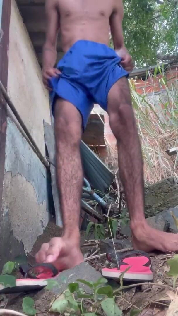 vergar4_daviid: Komşunun evinin arkasında mastürbasyon yapıyorum