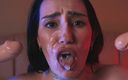 Kisscat: Büyük memeli esmer kadın iki dildoyla oynarken zevk alıyor