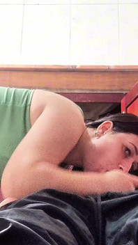 Dona de casa solitária chama o encanador e acaba traindo descontroladamente o marido no banheiro!