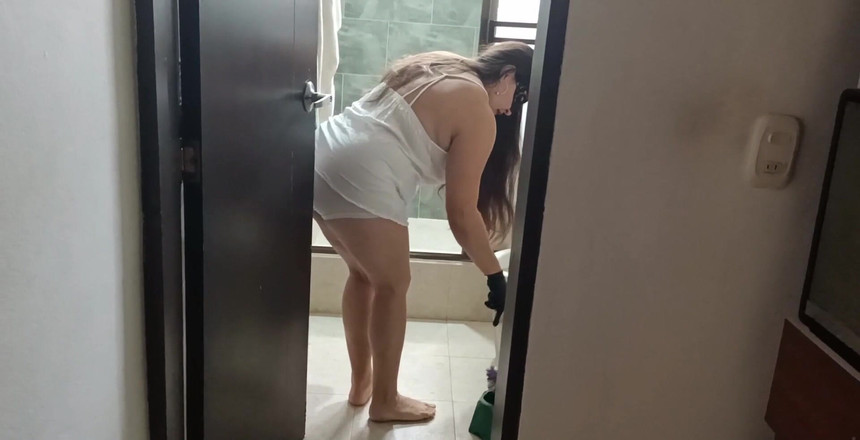 Valery Saenz xxx: 我的老板看着我做他的家务变得很热辣