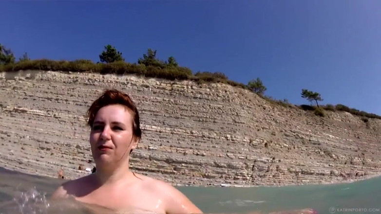 Katrin Porto: Nackte bBW spielt im meer