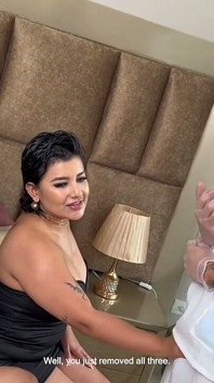 MILFs Coquetean Con El Enfermero Y Él Las Inyecta Con Su Verga De 20 Cm