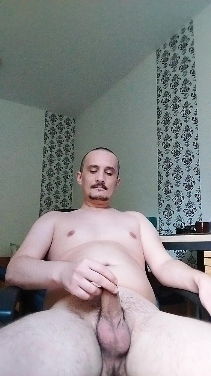 Denis Hai: Giovane maschio si masturba un grosso cazzo con grandi palle...