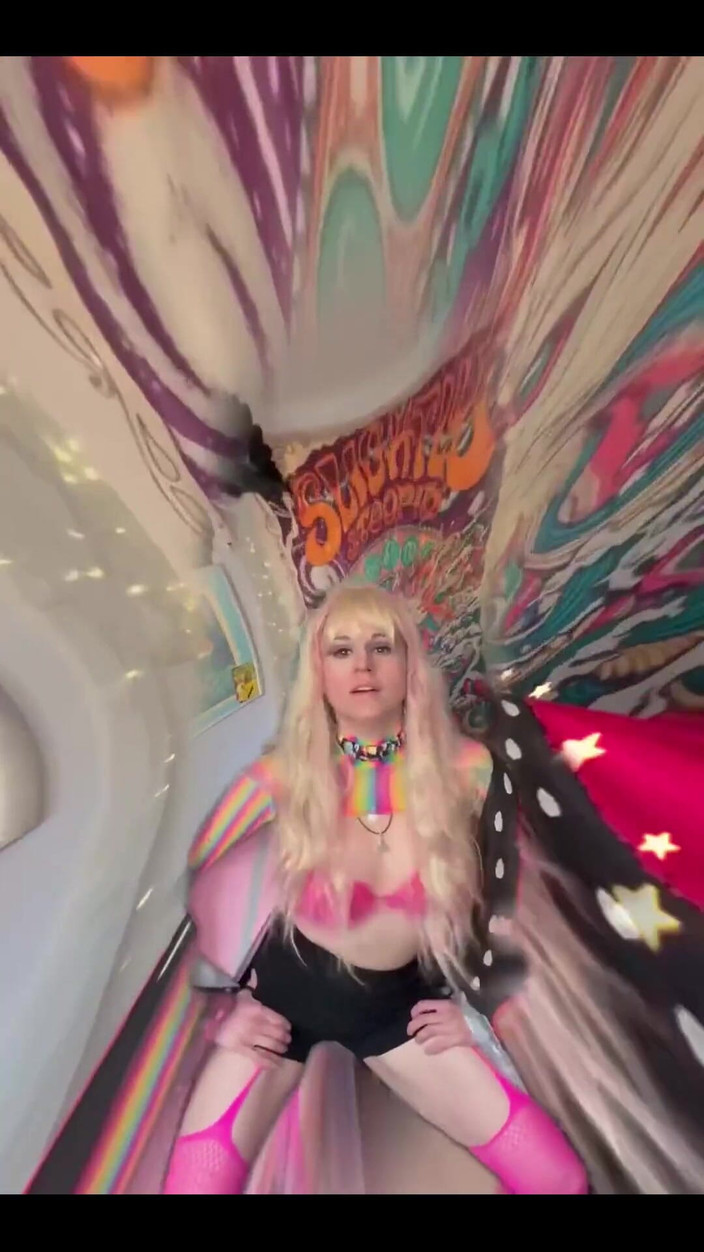 Suzy Wylde: Máy bay bà già khiêu vũ!