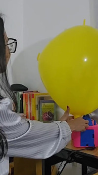 Marianna mencoba melambungkan balon lapangannya tanpa meleburkannya