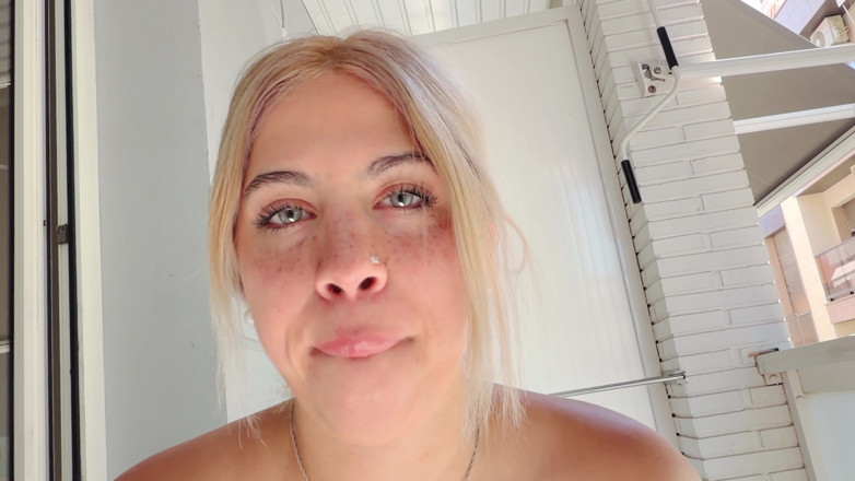 larubiaboom: Blondă se masturbează pe balconul hotelului