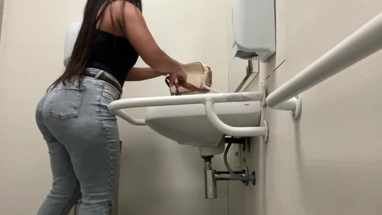 AngelNovinha: Married Masturbates in a Public Place, Siririca in a Risky...