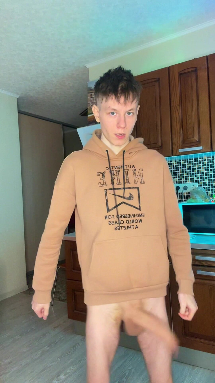 Morflot24: Nie mogłem przestać głaskać mojego dużego kutasa, aż przykryłem podłogę...