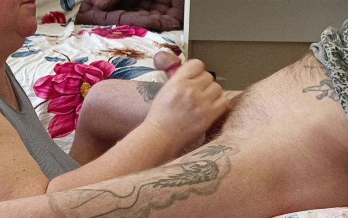 Zona901: Esposa mira a la suegra chupando mi polla y tragando...