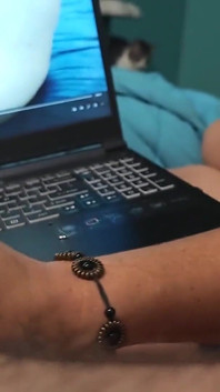 Bella si cewek sange yang lagi asik ngentot kontol sambil nonton film porno